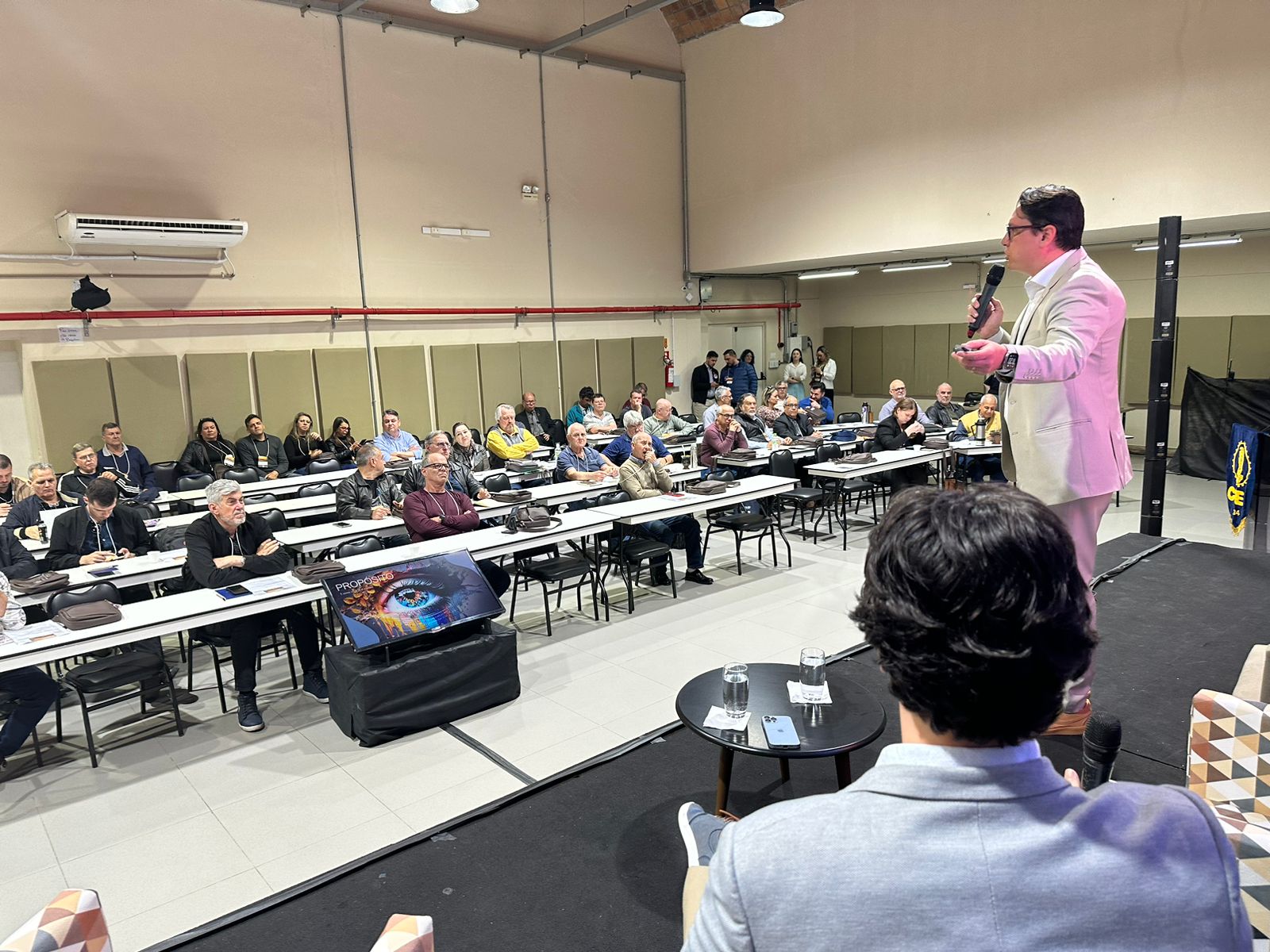Público atento na palestra desta manhã de sexta